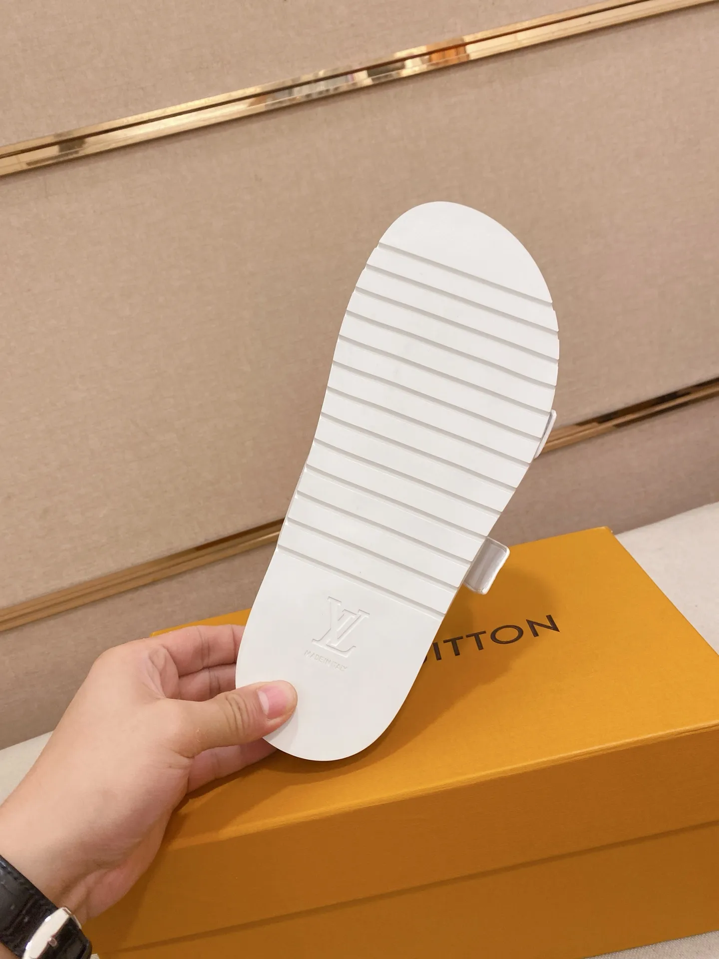 Factory price: 340💰Made by LV🔍Top purchasing agent, synchronized with men's spring and summer slippers counters. The uppers are made of cowhide imported from Italy, with logo graphics and high-quality craftsmanship. Soles: original soles specially provided by the original factory. Exclusive molded soles are super comfortable. Original factory follow-up orders. High quality. You can enter and exit the counter at will. Welcome to compare. Code number is 38-44.